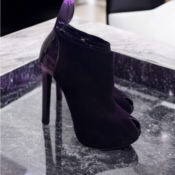 Louis Vuitton open toe booties. Beautiful condition LVlogo on back with monogram - Picture 4 of 4